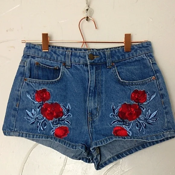 H&M Coachella High Rise Rose Embroidered Jean Shorts Size 8 Festival Boho - Picture 1 of 6
